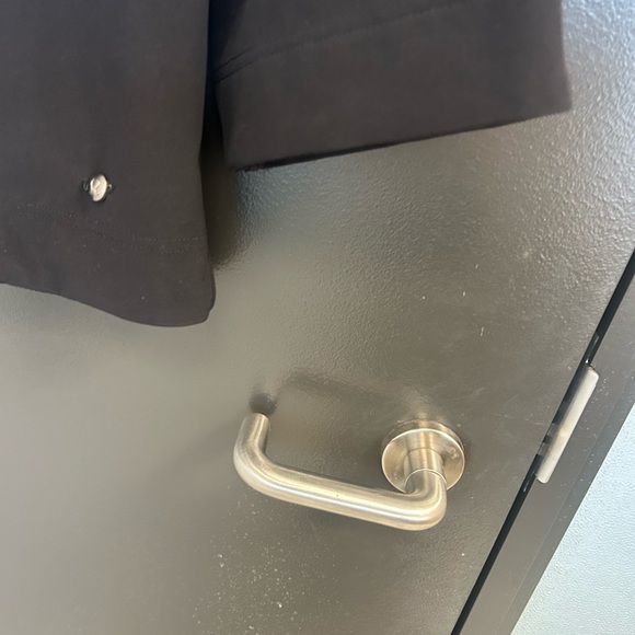 Lululemon size 4 short flair sleeved jacket neoprene feel great condition - Picture 13 of 13